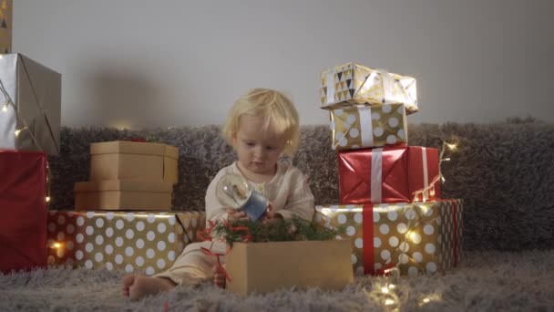 Šťastná malá usměvavá holčička s vánoční dárkovou krabicí. Vánoční dítě Happy dárky. — Stock video