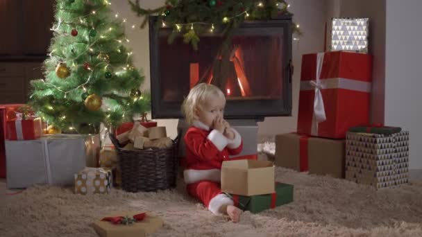 Feliz niña sonriente con caja de regalo de Navidad. Niño de Navidad Regalos felices Regalos. — Vídeo de stock