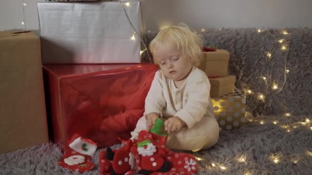 Feliz niña sonriente con caja de regalo de Navidad. Niño de Navidad Regalos felices Regalos. — Vídeo de stock