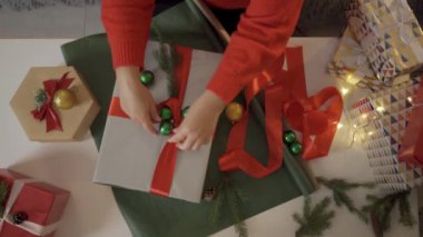 Kadın Paketleme ve Dekorasyon Noel Hediyesi