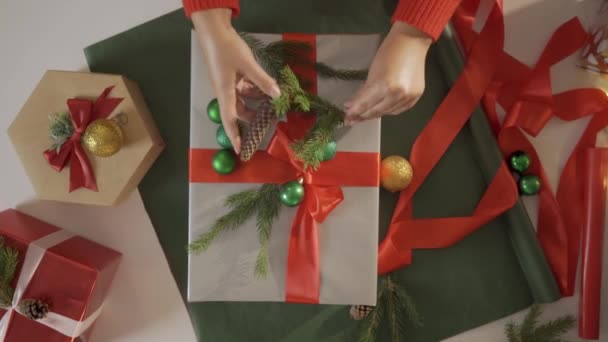 Donna che avvolge il regalo di Natale a tavola. — Video Stock