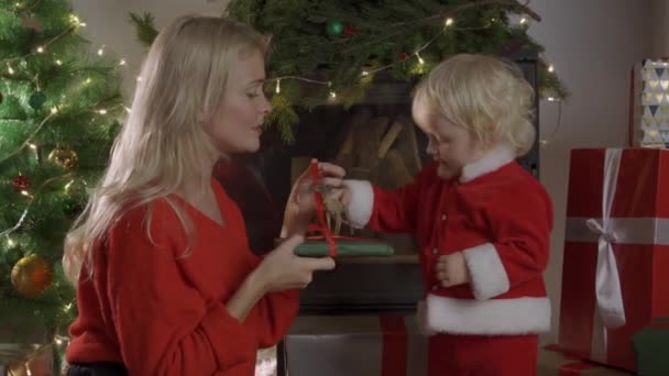Mãe e filha trocando presentes de Natal. — Vídeo de Stock