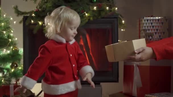 Feliz niña sonriente con caja de regalo de Navidad. Niño de Navidad Regalos felices Regalos. — Vídeo de stock