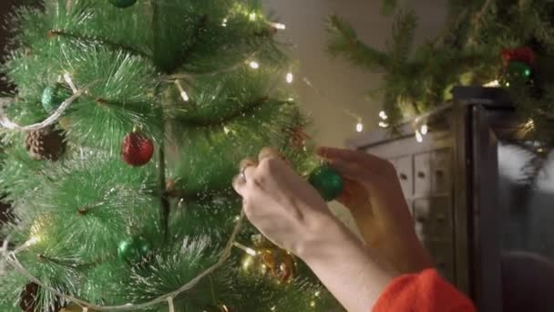 Αγνώριστη γυναίκα μπροστά από το χριστουγεννιάτικο δέντρο με το παρόν — Αρχείο Βίντεο