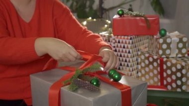 Kadın Paketleme ve Dekorasyon Noel Hediyesi