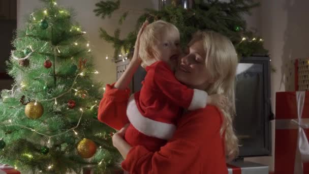 Mor och dotter byter julklappar. — Stockvideo