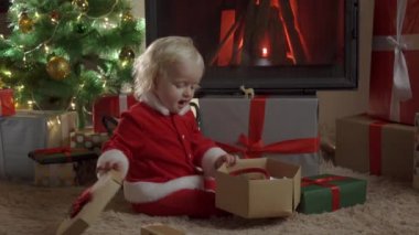Noel hediyesi kutusu olan mutlu küçük bir kız. Noel Çocuğu Mutlu Hediyeler Sunar.