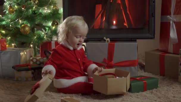 Feliz niña sonriente con caja de regalo de Navidad. Niño de Navidad Regalos felices Regalos. — Vídeo de stock