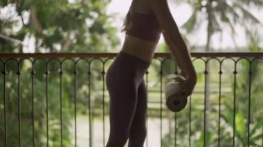 Yogi kadını yoga minderini açıyor. Yoga dersi alıyordum, içeride spor yapıyordum. Şey, sağlık konsepti.