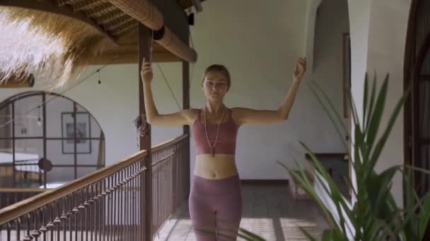 Schöne junge Frau praktiziert Yoga zu Hause — Stockvideo