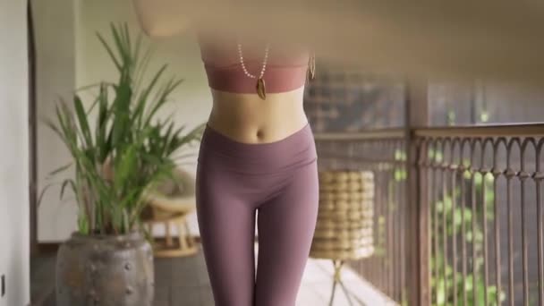 Yogi-Frau entfaltet Yogamatte. Yoga-Unterricht praktizieren, draußen trainieren, drinnen. Wohlbefinden, Wellness-Konzept. — Stockvideo