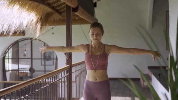 Belle jeune femme pratiquant le yoga à la maison — Video