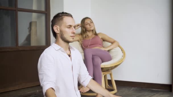 Fitness, meditatie en een gezonde levensstijl concept - de mens mediteren in lotus poseren thuis — Stockvideo