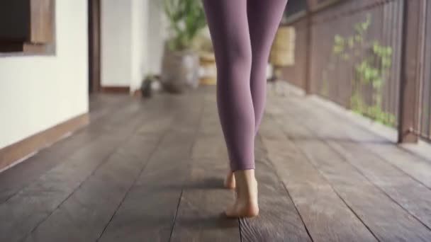 Mujer yogui desplegar estera de yoga. Practicar clases de yoga, hacer ejercicio, en interiores. Bienestar, concepto de bienestar. — Vídeos de Stock