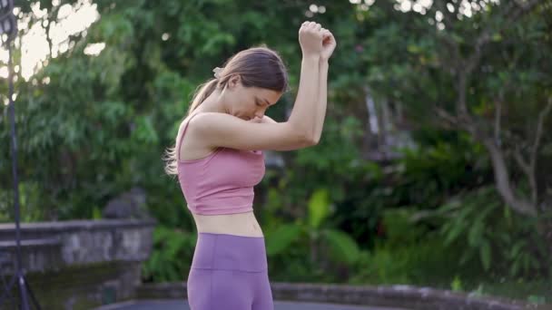 Mujer haciendo Yoga. Hermosa joven haciendo ejercicio de estiramiento afuera. — Vídeos de Stock