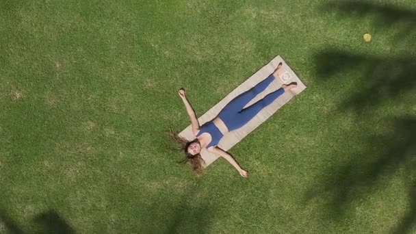 Mujer haciendo Yoga. Hermosa joven haciendo ejercicio de estiramiento afuera. — Vídeos de Stock