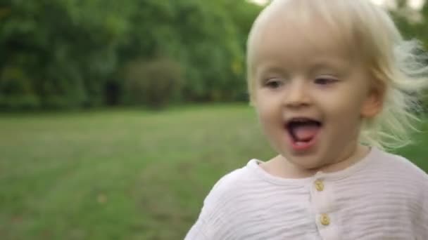 Mała dziewczynka biegająca w parku. — Wideo stockowe