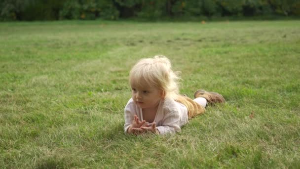 Bambina che corre nel parco. — Video Stock