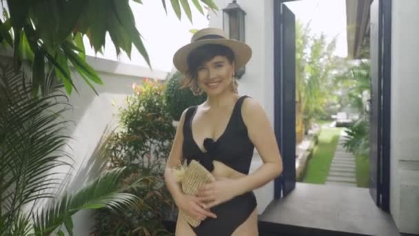 Молода красива жіноча модель позує в балінезійській віллі — стокове відео