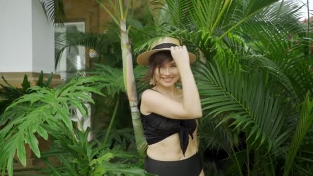 Νεαρή όμορφη γυναίκα μοντέλο ποζάρει σε μια βίλα στο Μπαλί — Αρχείο Βίντεο