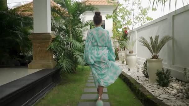 年轻漂亮的女模特在巴厘别墅里摆姿势 — 图库视频影像
