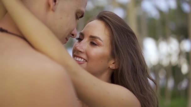 Een jong stel op het strand. Gelukkig vrolijk stel dat plezier heeft samen. Concept romantische vakantie, huwelijksreis. — Stockvideo