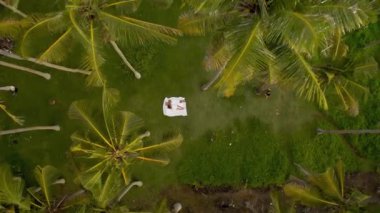 Kumsaldaki genç çift. Mutlu mutlu çift birlikte eğleniyor. Romantik tatil, balayı kavramı.