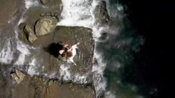 Pár élvezi a medence és pihentető a bázis a nagy vízesés — Stock videók