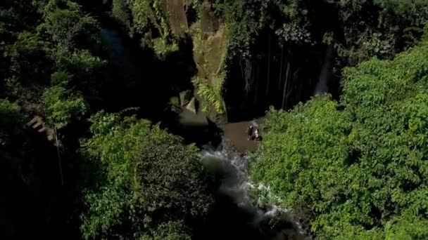 Paar genießt Pool und entspannen am Fuße des großen Wasserfalls — Stockvideo