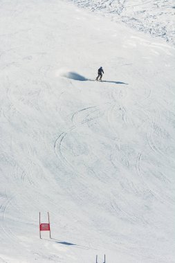 Altay'da kayak pisti yokuş aşağı, 08 Mart 2016, Gorno-Altaysk.