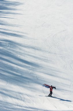 Altay'da kayak pisti yokuş aşağı, 08 Mart 2016, Gorno-Altaysk.