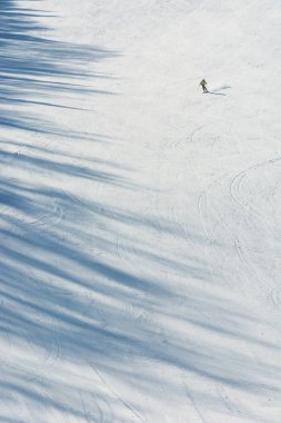 Altay'da kayak pisti yokuş aşağı, 08 Mart 2016, Gorno-Altaysk.