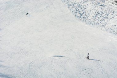Altay'da kayakçılar yokuş aşağı iniyor, 08 Mart 2016, Gorno-Altaysk.