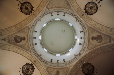 Kilise kubbesi içeride. Yukarı doğru görüntüleyin. Bizans mimarisi tarzında tapınağın güzel iç mekanı, Barnaul şehri, 24 Temmuz 2017.