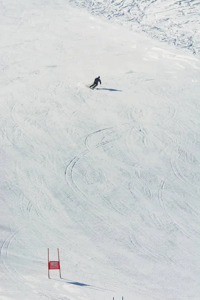 Altay'da kayak pisti yokuş aşağı, 08 Mart 2016, Gorno-Altaysk.
