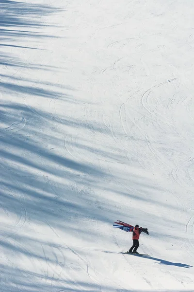 Altay'da kayak pisti yokuş aşağı, 08 Mart 2016, Gorno-Altaysk.