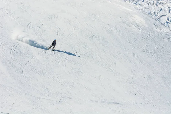 Altay'da kayak pisti yokuş aşağı, 08 Mart 2016, Gorno-Altaysk.