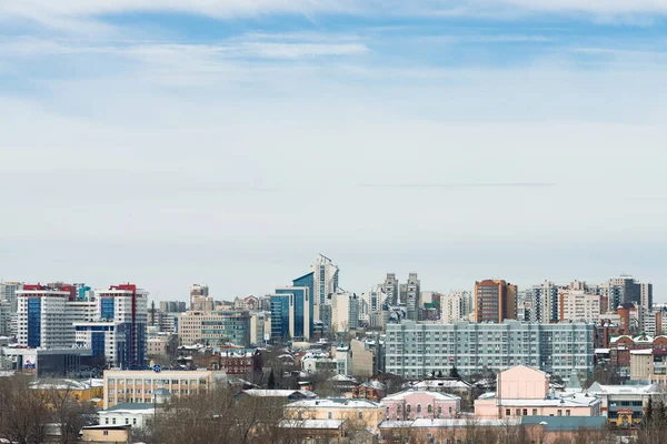 Yüksek katlı binaların yer aldığı Barnaul Şehir Manzarası, 28 Mart 2018. Barnaul, Rusya. Upland Park'tan görünüm.