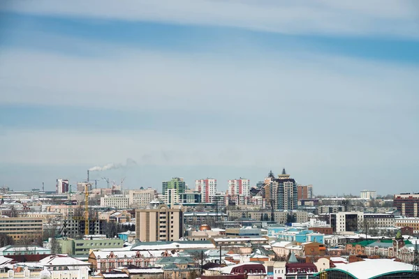 Yüksek katlı binaların yer aldığı Barnaul Şehir Manzarası, 28 Mart 2018. Barnaul, Rusya. Upland Park'tan görünüm.
