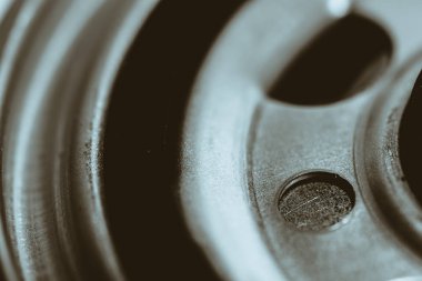 Yağ filtresinin tek renkli arkaplan görüntüsü. Makro fotoğrafçılıktaki otomatik bölümden sanat çalışmaları.