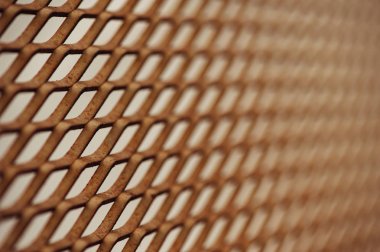 Eski paslı kafes bulanıklık içinde. Renkli desen. Paslı metal çitler.