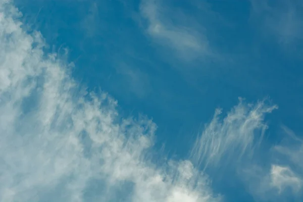 Nuvens Camadas Porosas Num Céu Azul Claro Nuvens Aéreas — Fotografia de Stock