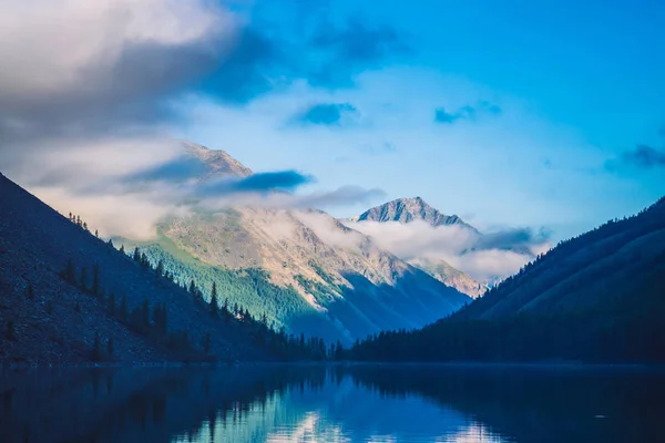 Niesamowite Niebieskie Sylwetki Gór Pod Błękitne Zachmurzone Niebo Piękne Fale — Zdjęcie stockowe