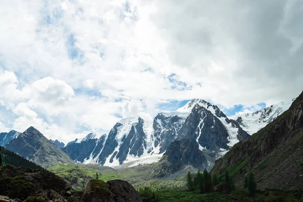 Increíble Enorme Glaciar Detrás Del Bosque Coníferas Cordillera Nevada Cielo — Foto de Stock