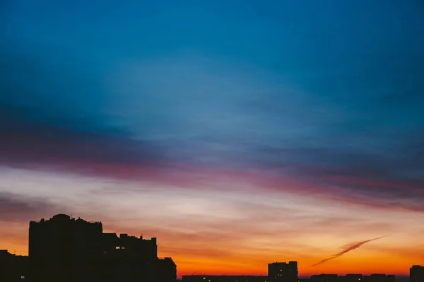 Cityscape Com Maravilhoso Amanhecer Vívido Varicolored Espantoso Céu Nublado Multicolorido — Fotografia de Stock