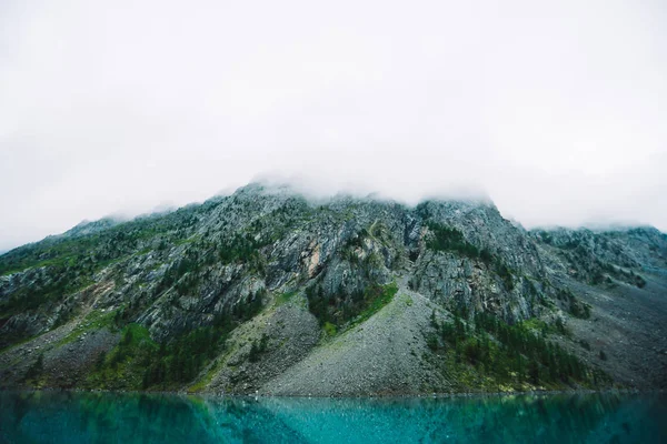 Riesige Wolke Über Felsigem Berghang Mit Bäumen Nebel Erstaunlicher Bergsee — Stockfoto