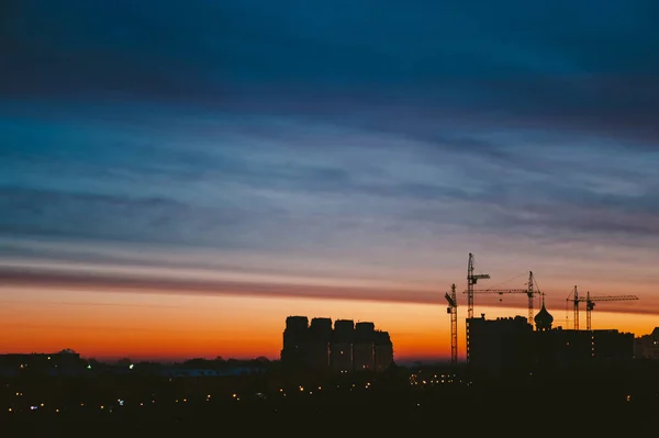 素晴らしいバリエーションの鮮やかな夜明けと都市景観 都市の建物の暗いシルエットの上に驚くほど劇的な多色の曇り空 曇りの天候の日の出の大気の背景 スペースのコピー — ストック写真