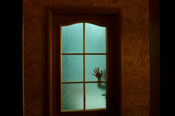Ręka Dziecka Przez Szklane Drzwi Mieszkaniu Zielone Światło Pokoju Strach — Zdjęcie stockowe