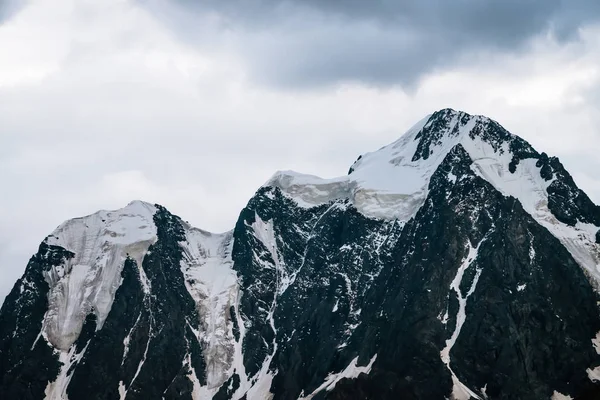 Prachtige Gletsjer Close Sneeuwachtige Donkere Bergtop Bewolkte Lucht Rotsachtige Bergkam — Stockfoto