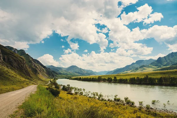 Річка Катун Протікає Серед Гір Пагорбів Мальовничий Ландшафт Алтайський Природи — стокове фото